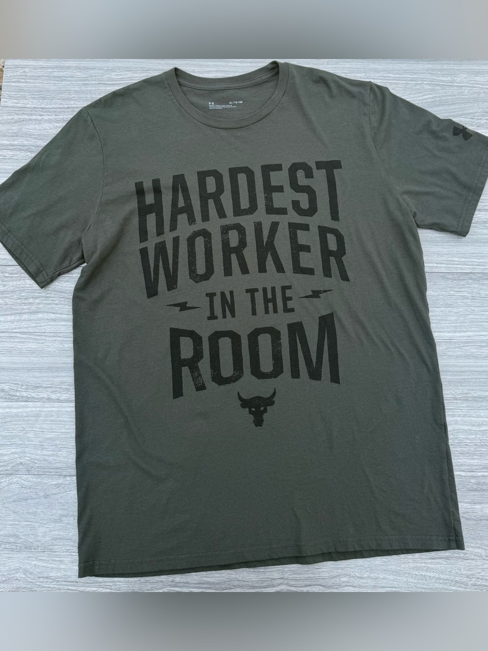 Under  Armour Project Rock Men's 'Hardest Worker in the Room' Graphic Tee - Oliv